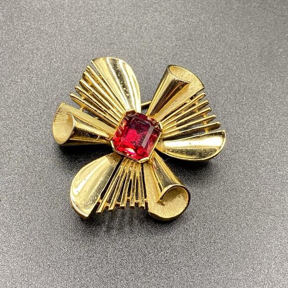 Vintage 60s Crown Trifari Scrolls And Spokes Red Rhinestone Brooch Pin Gold Tone - Picture 1 of 7